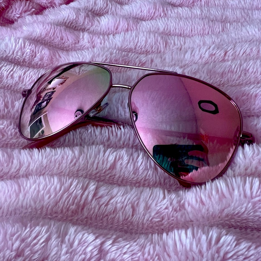 Fully pink, mirrored lensed, aviator glasses
